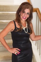 Stunning Cougar Nicole