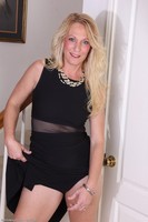 Sexy Cougar Jackie Strips Naked